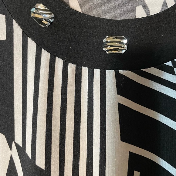 Non wrinkle sleeveless top - Picture 2 of 5